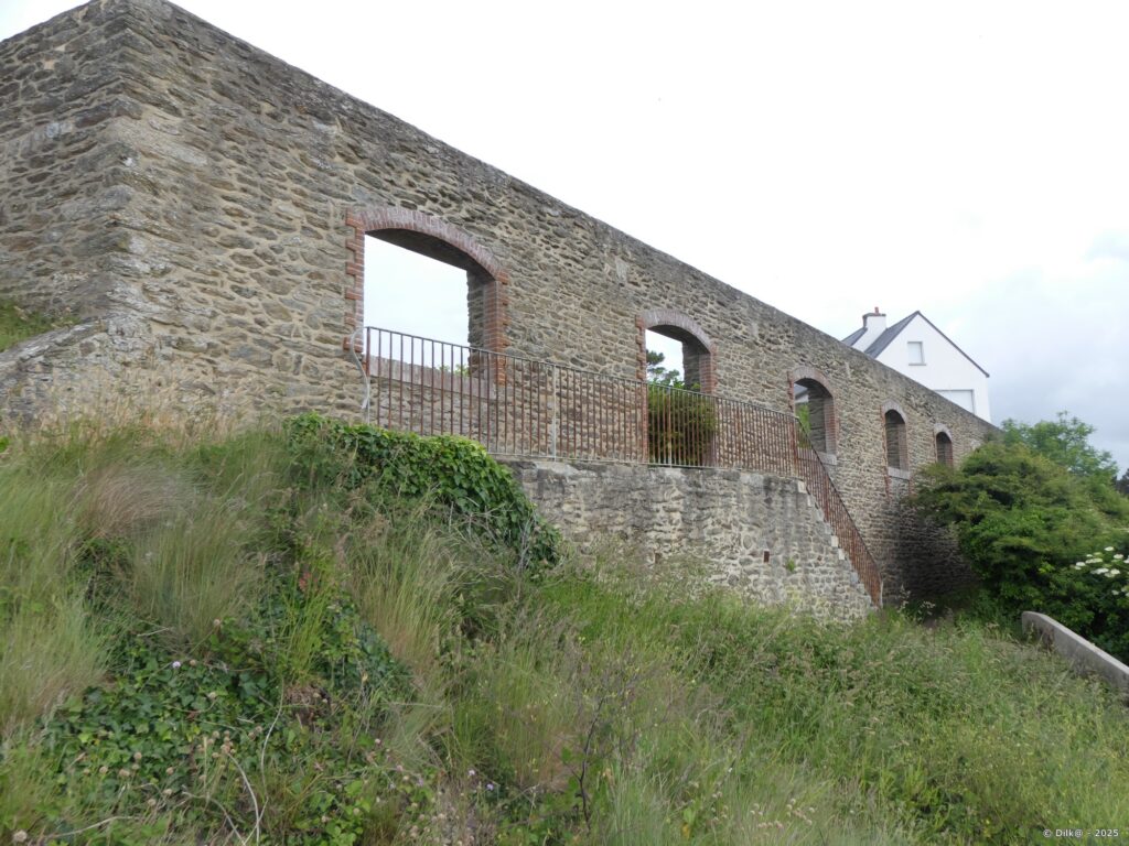 Il ne reste que la façade de l’ancienne sardinerie
