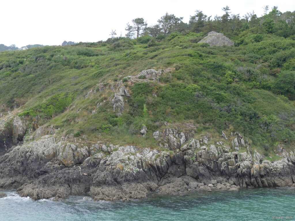En haut, la maison des douaniers de Houard