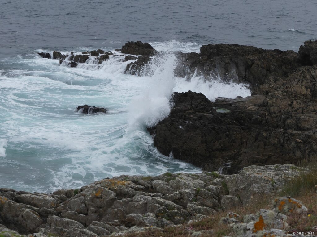Les vagues qui se fracassent dans une eau d’un bleu intense offrent toujours un spectacle fascinant.