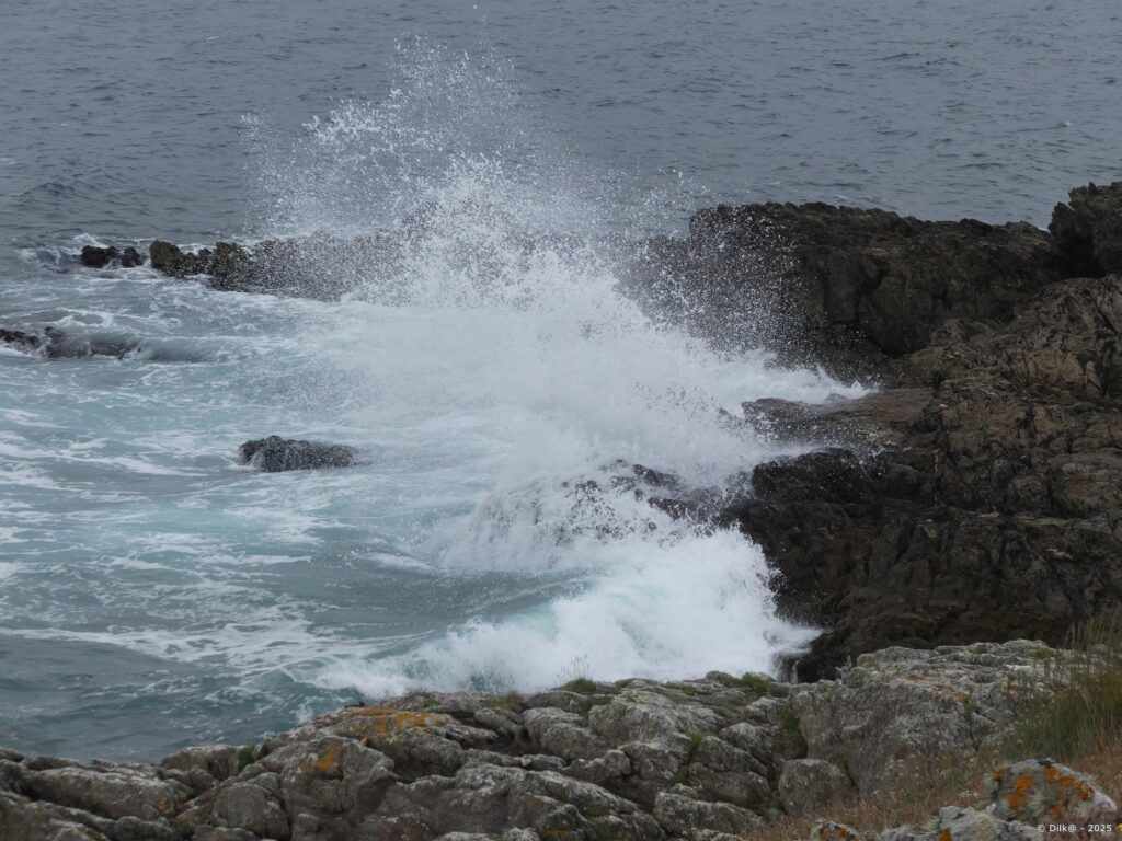 Les vagues qui se fracassent sur les rochers
