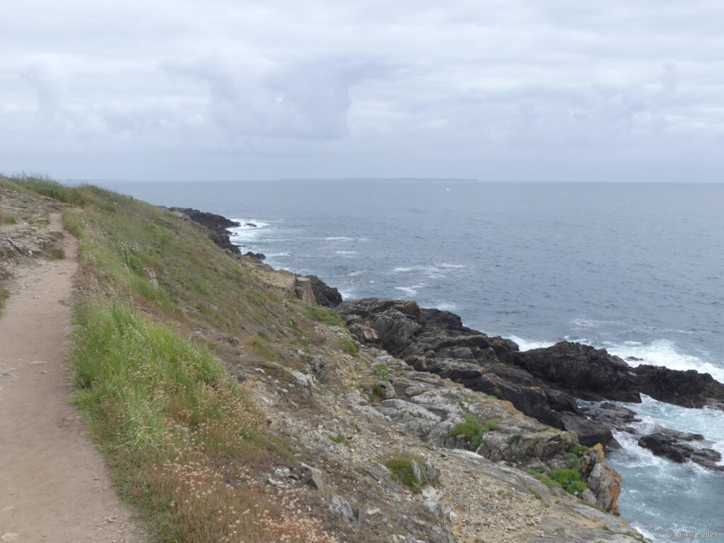 Au large, l'île de Groix