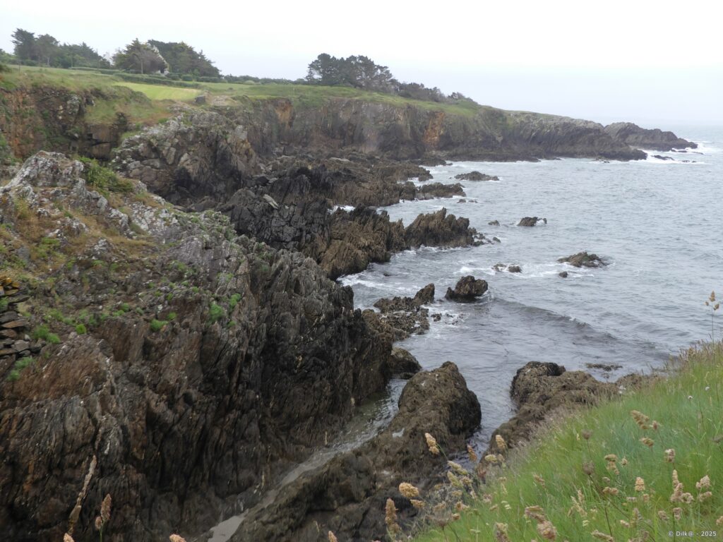 La côte est très découpée