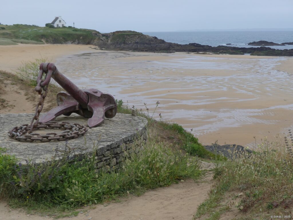 L'ancre du chalutier le Julien Quere sur la plage de Bellangenet