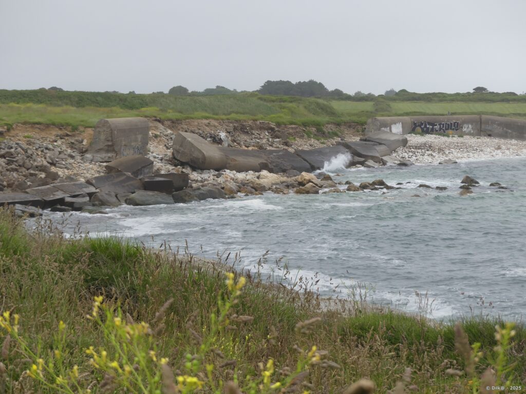 Le mur de la plage de Courégant s'écroule