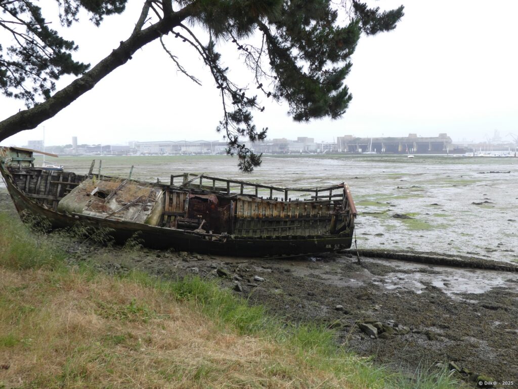 Pique-nique face à une épave de bateau à Larmor-Plage, avec le port de Lorient en arrière-plan