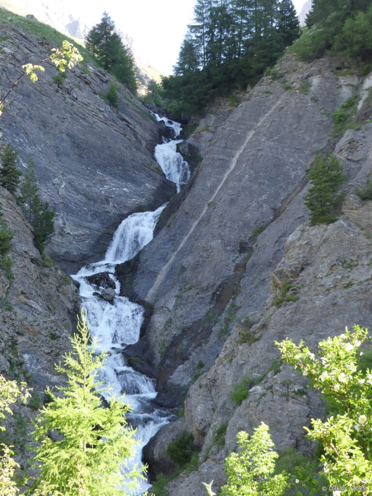 Cascade au bord du sentier