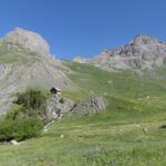 Le sentier qui monte à la Roche Robert passe au pied de la cabane