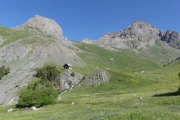 Le sentier qui monte à la Roche Robert passe au pied de la cabane