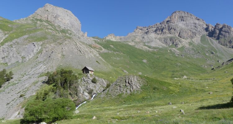 Le sentier qui monte à la Roche Robert passe au pied de la cabane