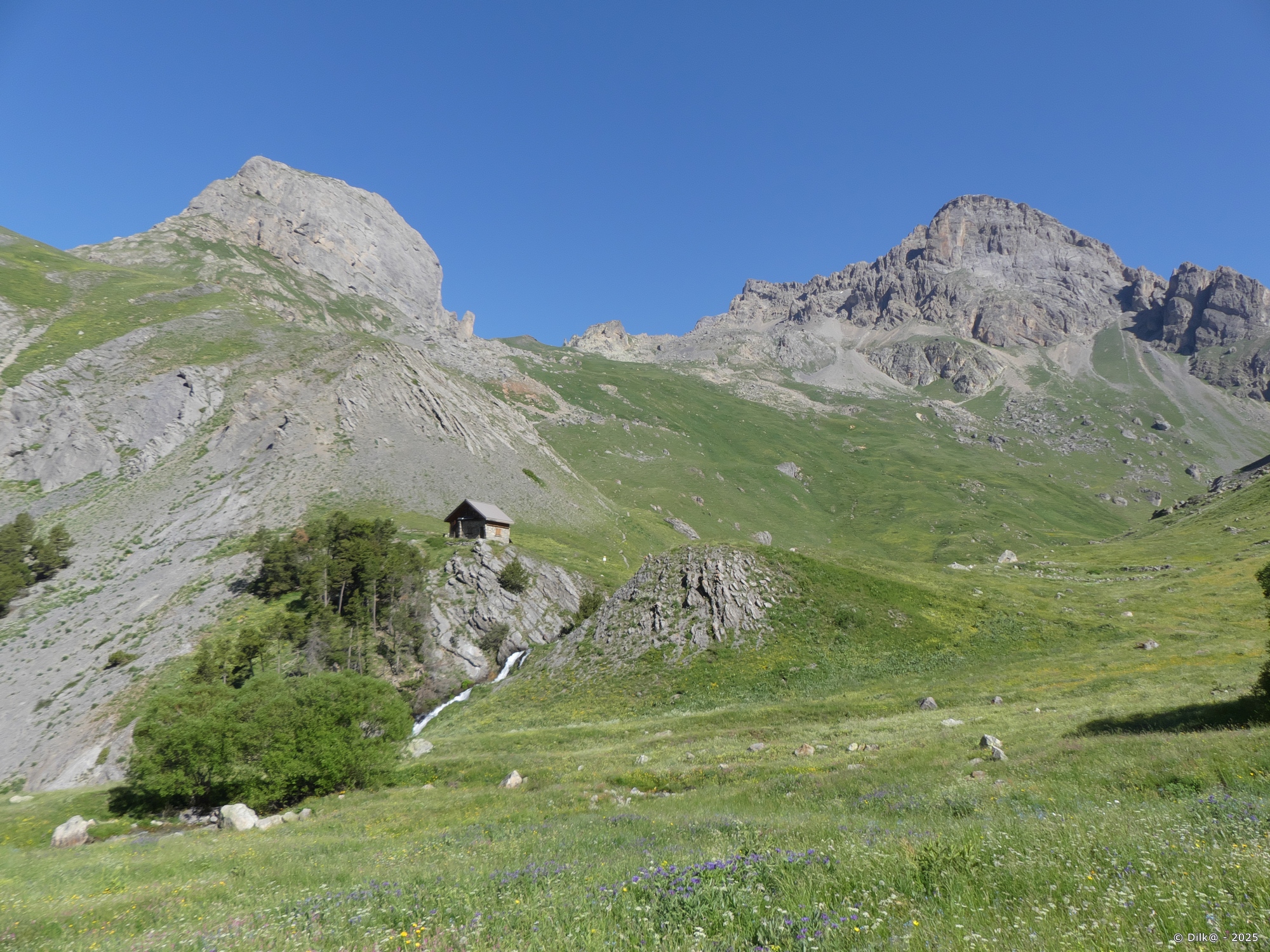 Le sentier qui monte à la Roche Robert passe au pied de la cabane