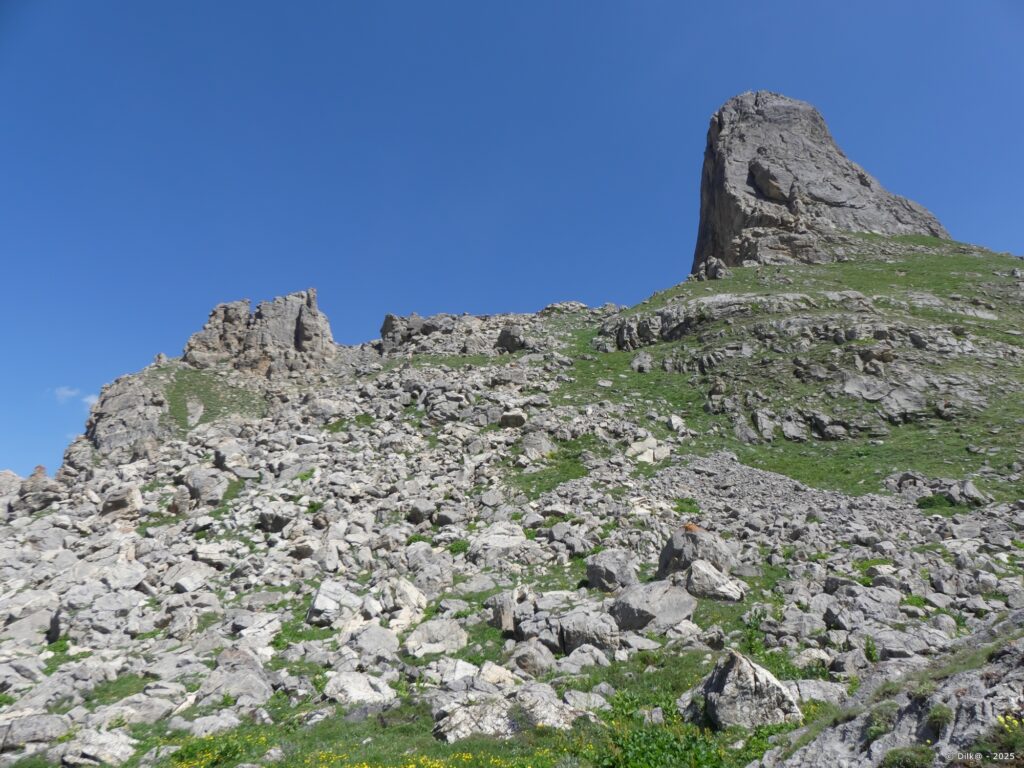 La Roche Robert à droite se présente différemment quand on est au pied