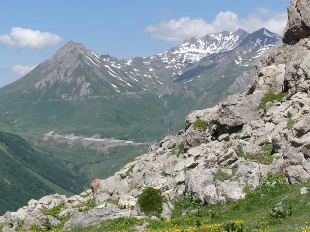 La route du Col du Lautaret au loin