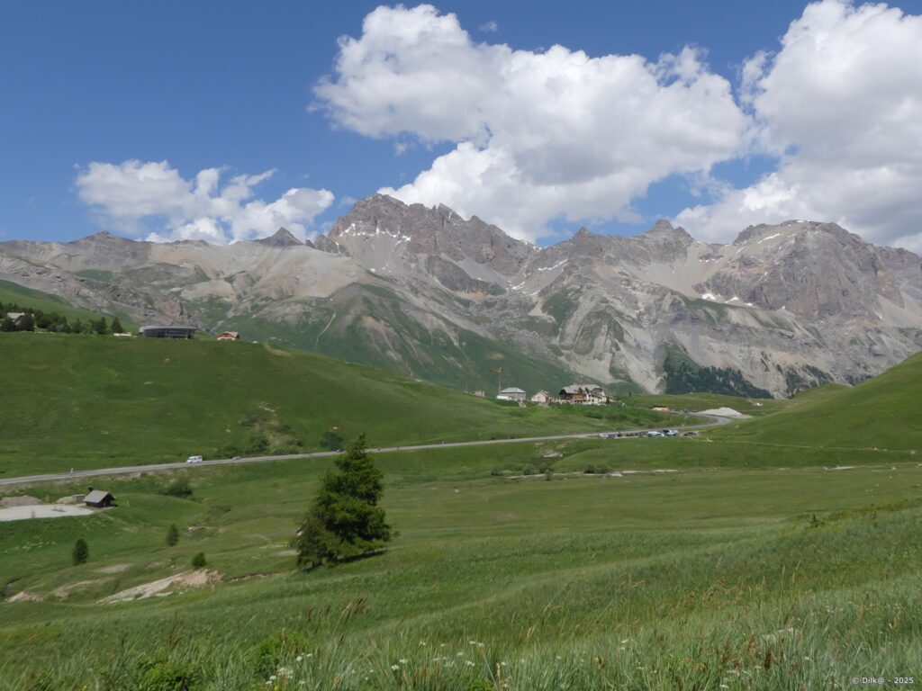Le Col du Lautaret et au-dessus le Col du Galibier