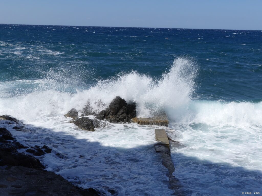Vagues sur la jetée de Collioure