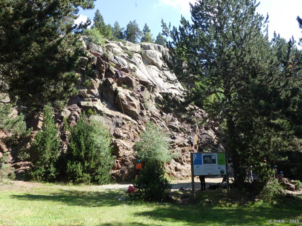 Paroi d'escalade à proximité du lac de Balcère