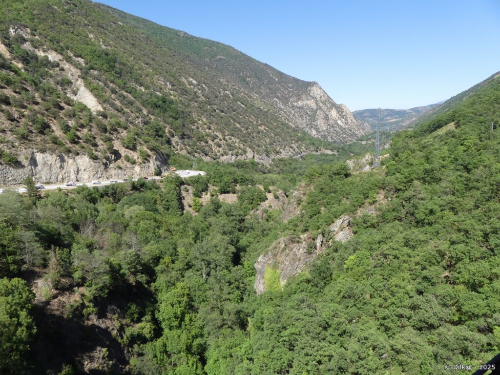 Le Petit Train Jaune traverse les gorges de la Têt