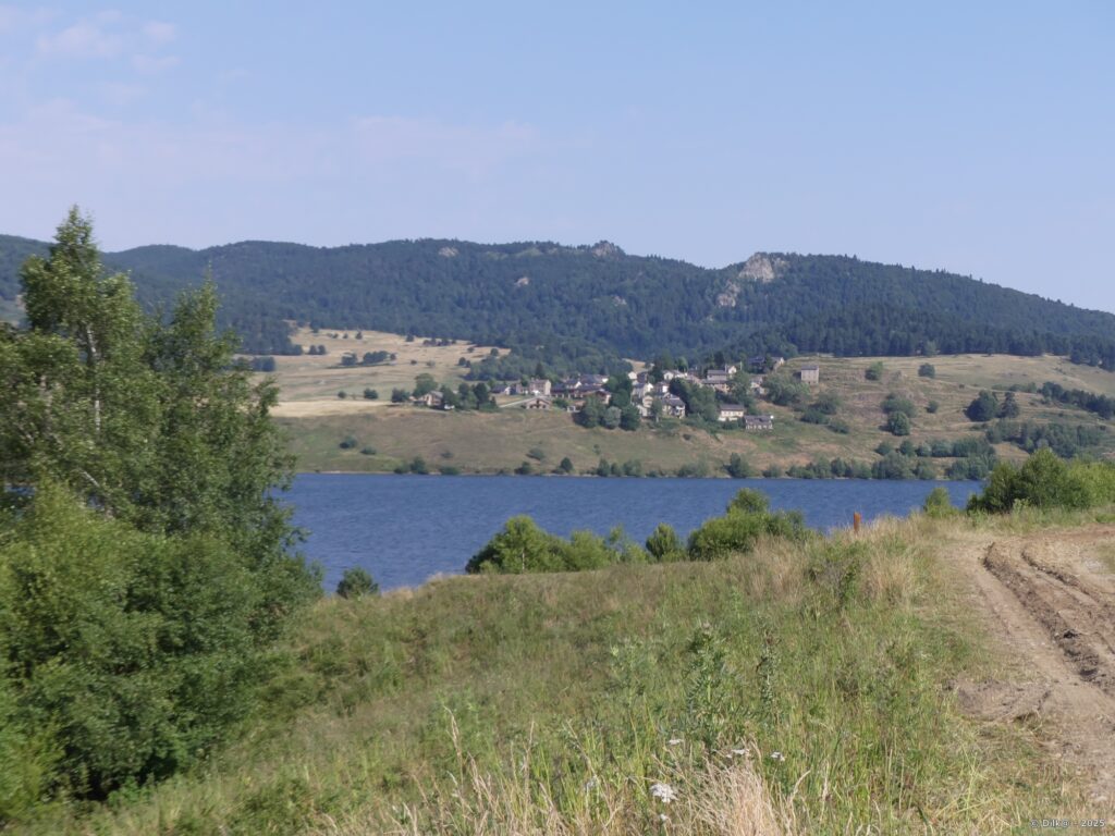 Le lac et le village de Puyvalador