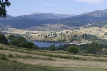 Le lac et le village de Puyvalador