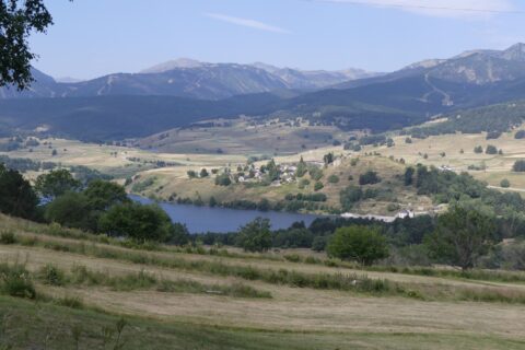 Le lac et le village de Puyvalador