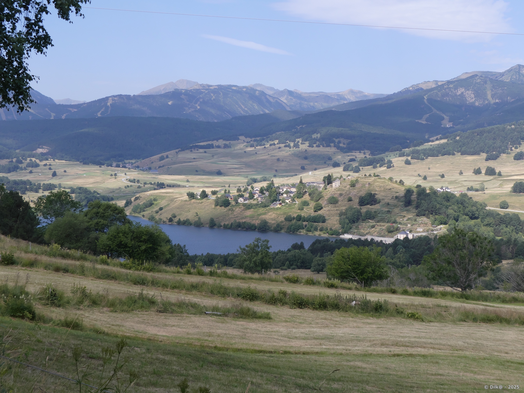 Le lac et le village de Puyvalador