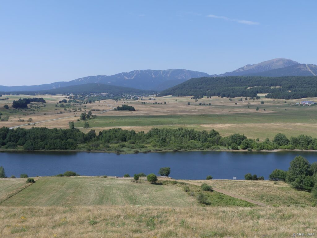 Le lac de Puyvalador et les Angles tout au fond