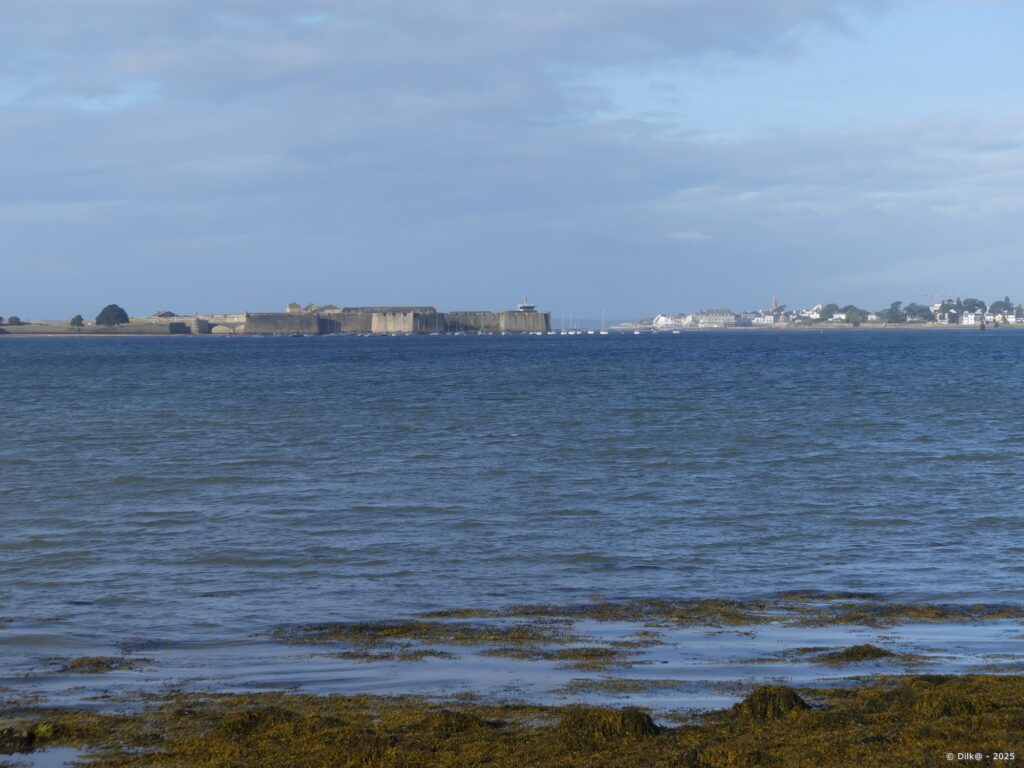 La citadelle de Port-Louis à gauche et Larmor-Plage à droite