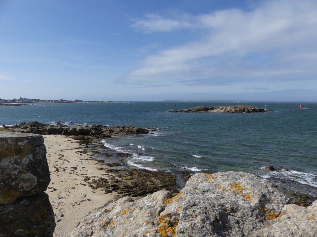 Vue depuis la tour de Gâvres vers l'Îlot Souris et l'île de Groix au large