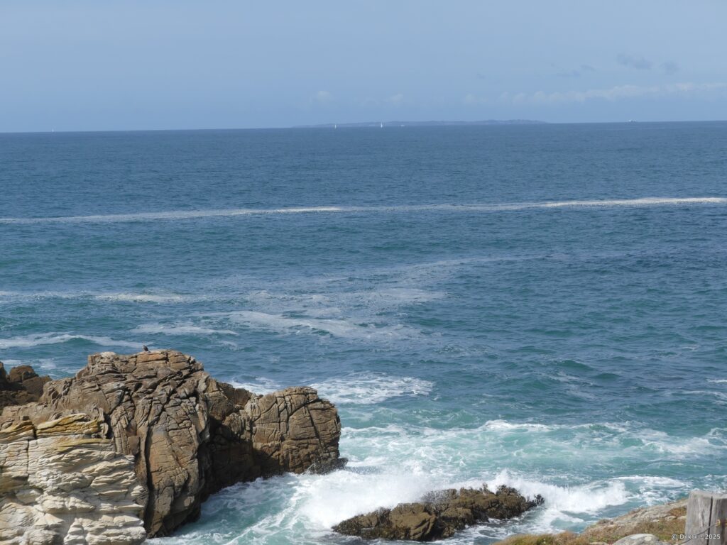 On aperçoit Belle-Île-en-Mer au large de Quiberon