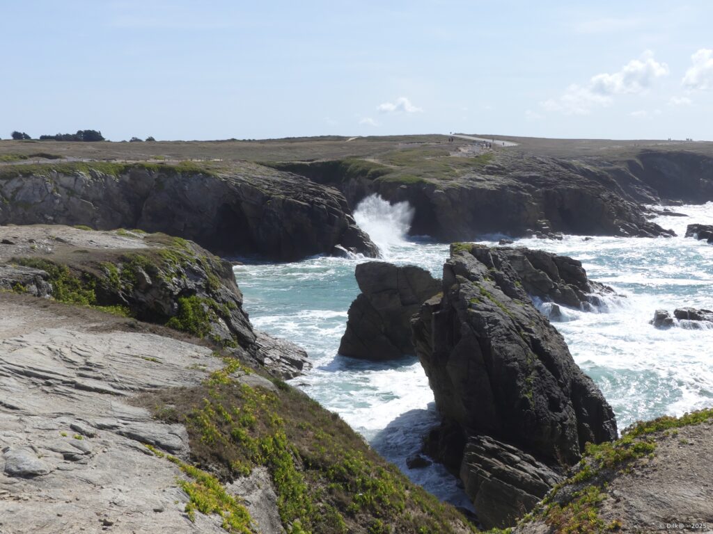 Déferlements de vagues sur les rochers