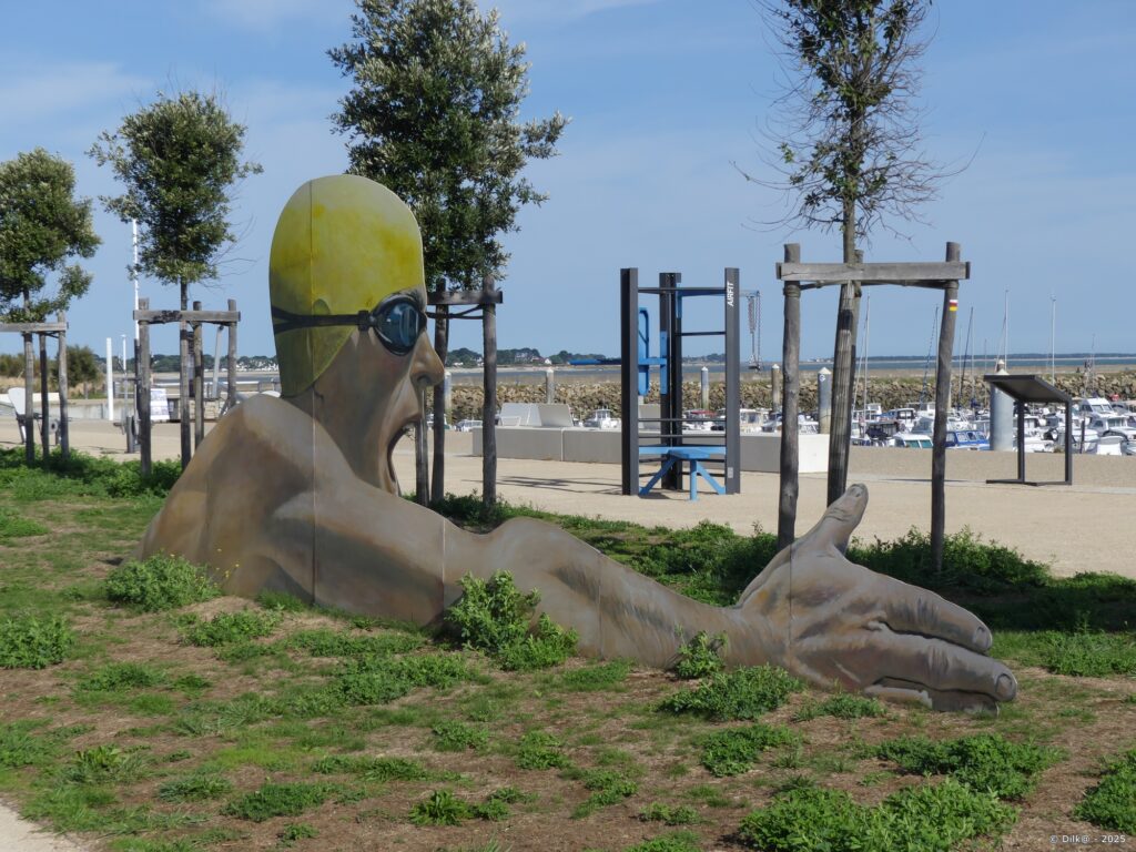 Sculpture de nageur au port du Haliguen