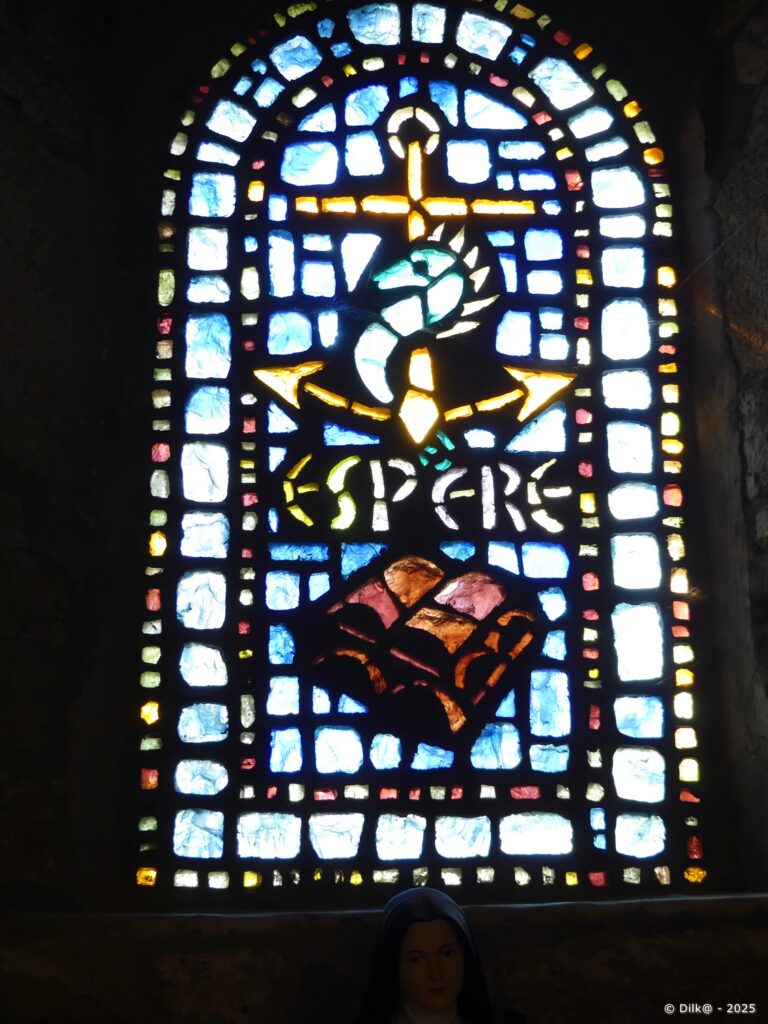 L'un des vitraux de la chapelle Saint-Philibert