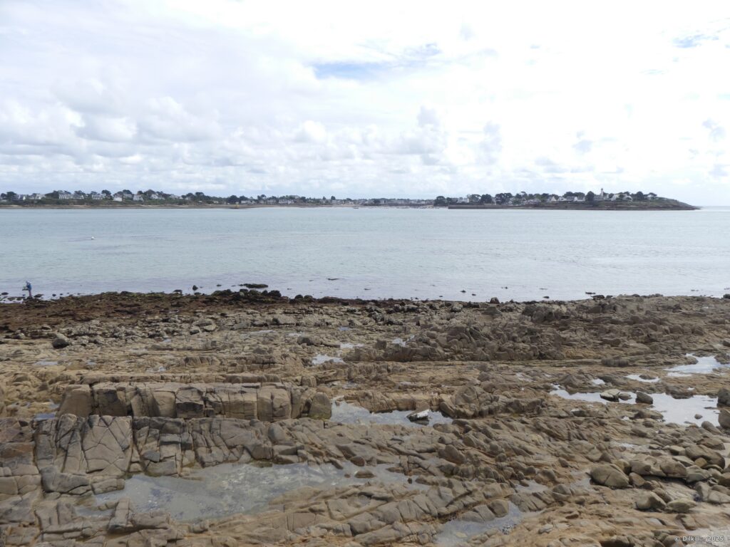 De la pointe de Kerpenhir, on peut voir Port Navalo à l'autre bout du Golfe du Morbihan