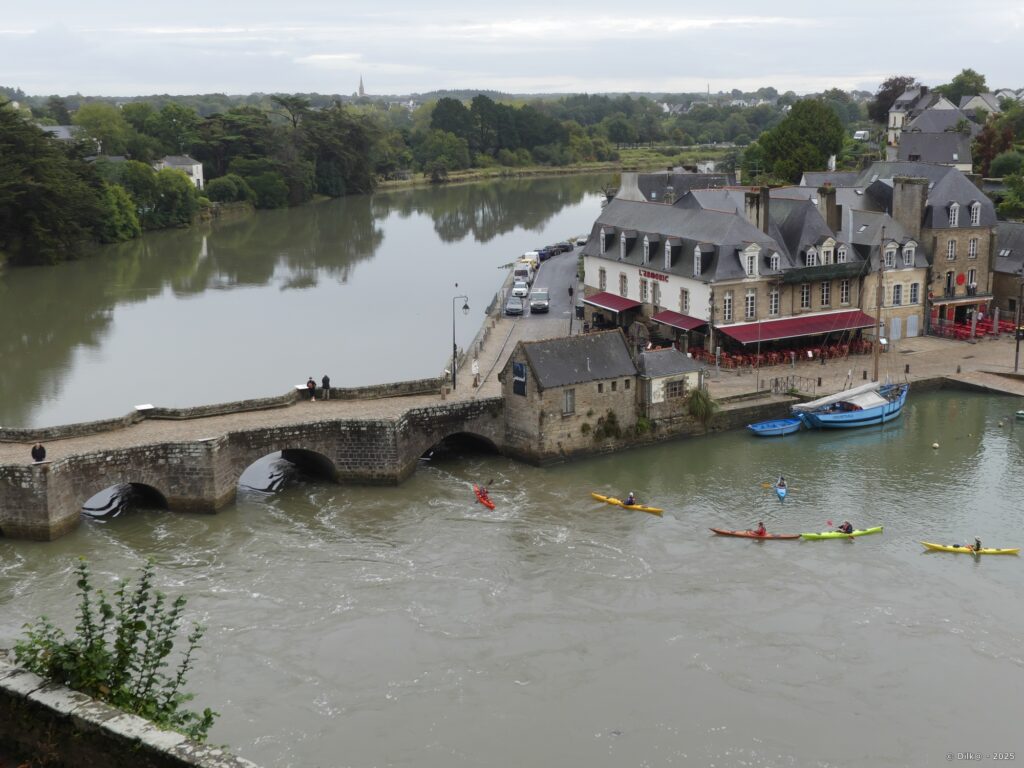 Au pont de Saint-Goustan à Auray, des canoés tentent de passer sous une arche du pont