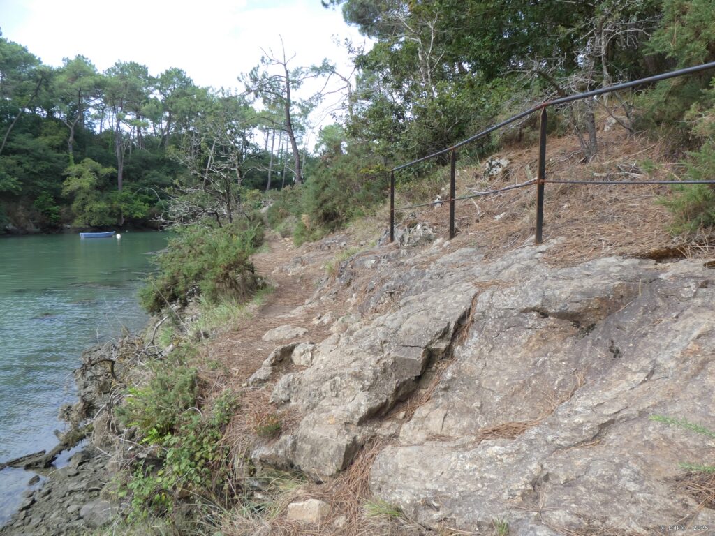 Le sentier côtier est quelquefois escarpé
