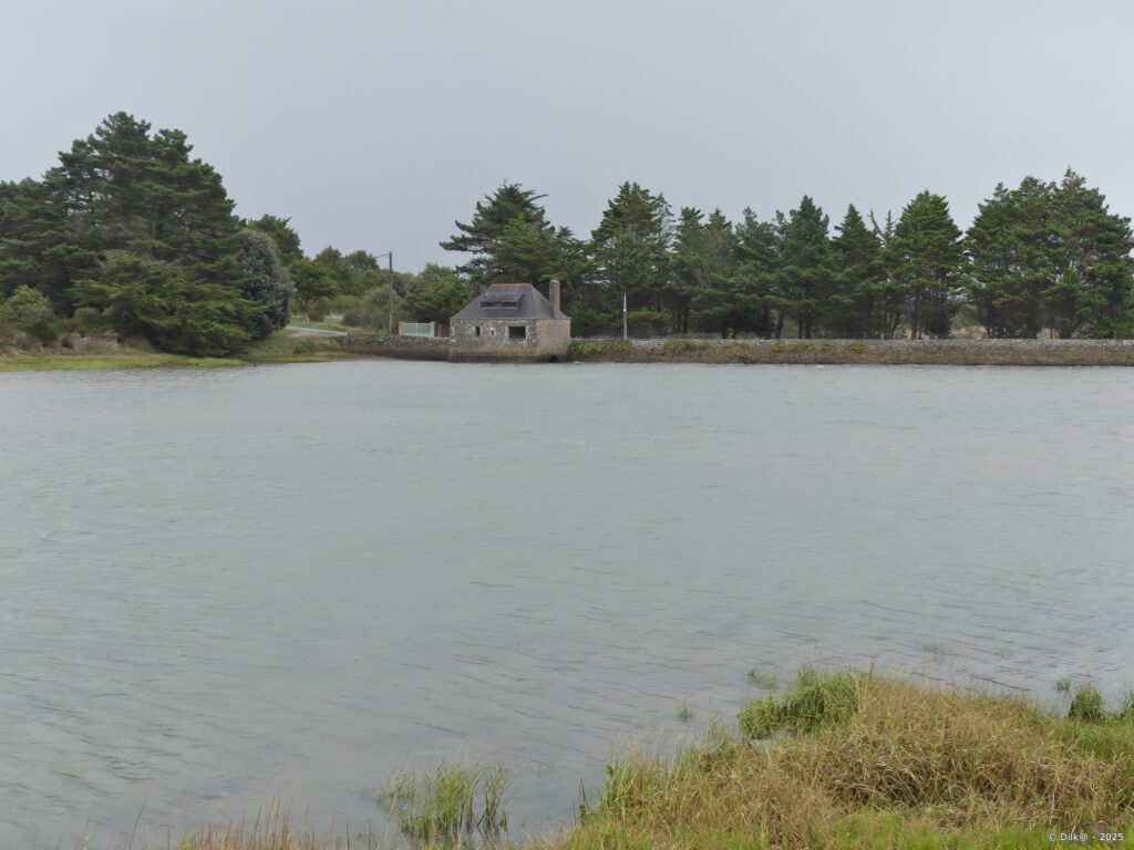 Le moulin du Hézo au bord des marais du Hézo