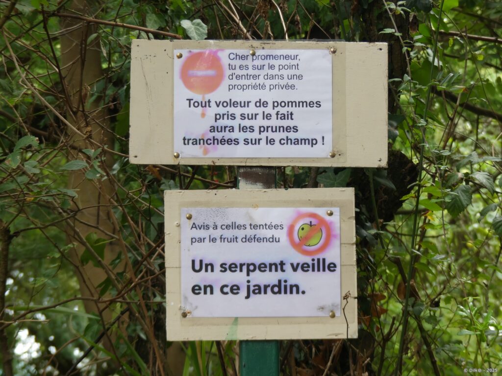 Panneaux humoristiques rappelant l’entrée sur une propriété privée, aperçus le long du sentier