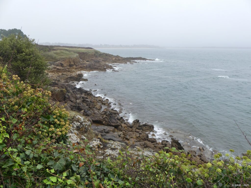Le chemin suit la côte vers la plage du Fogeo
