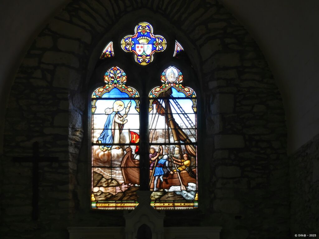 Le vitrail central de la chapelle Notre-Dame de la Côte