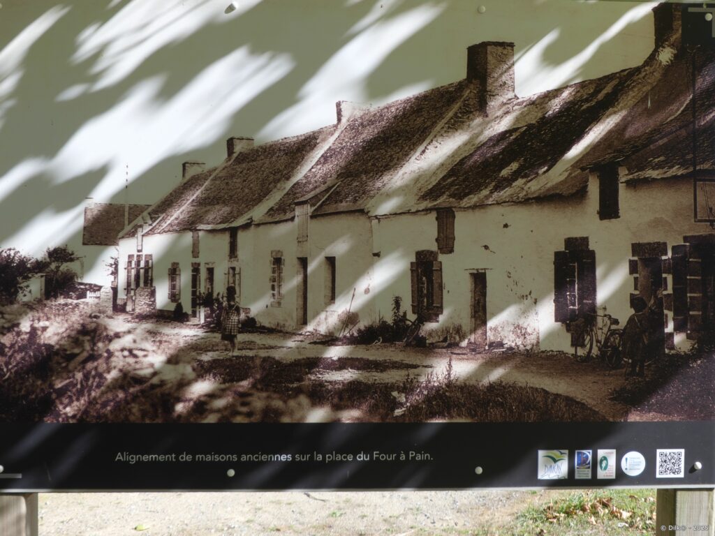 Pancarte avec une carte postale ancienne de la place du Four à Pain