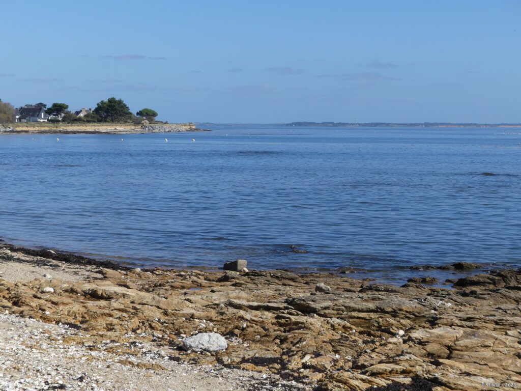L'estuaire de la Vilaine et à droite on devine les falaises de la Mine d'Or à Pénestin