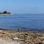 L'estuaire de la Vilaine et à droite on devine les falaises de la Mine d'Or à Pénestin