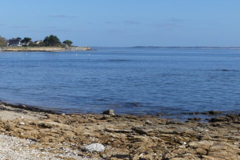 L'estuaire de la Vilaine et à droite on devine les falaises de la Mine d'Or à Pénestin