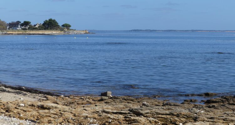 L'estuaire de la Vilaine et à droite on devine les falaises de la Mine d'Or à Pénestin