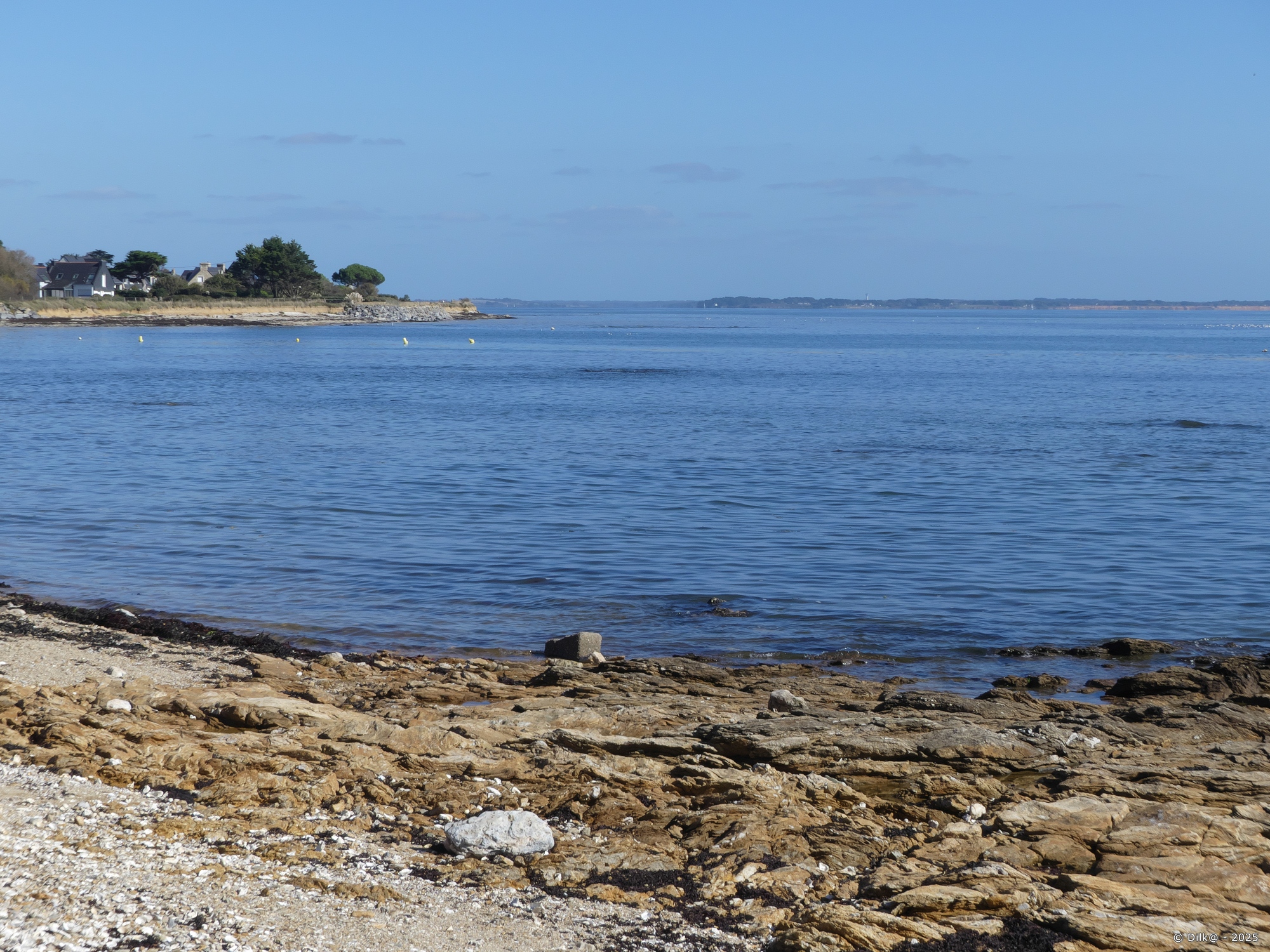 L'estuaire de la Vilaine et à droite on devine les falaises de la Mine d'Or à Pénestin