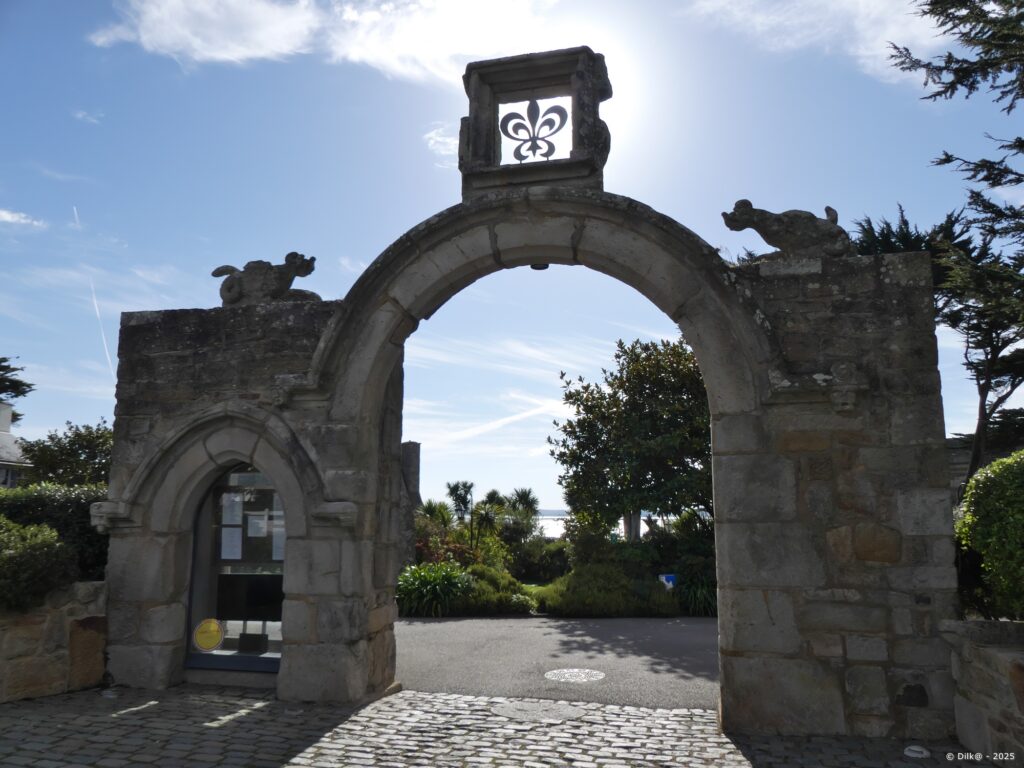 Le porche du domaine de Rochevilaine