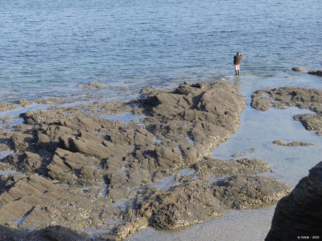 Pêcheur à la ligne après la pointe du Maresclé