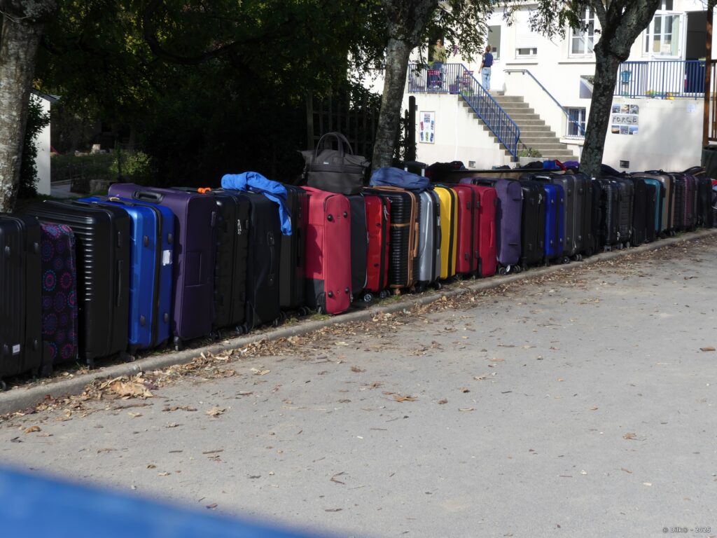 Arrivée d'un groupe d'enfants au centre de séjour du Palandrin