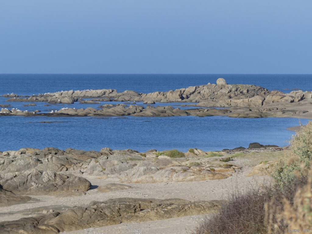Plage du Grand Lanroué et tombeau d'Almanzor au loin