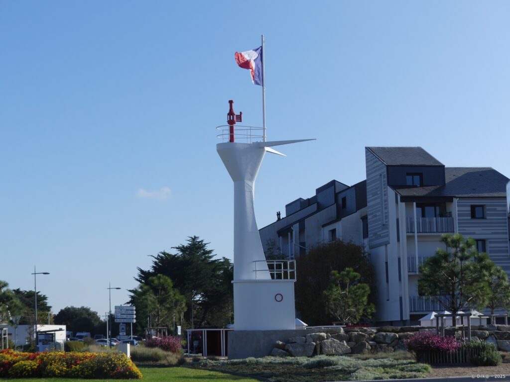 Proue de navire au milieu d'un rond-point au Pouliguen
