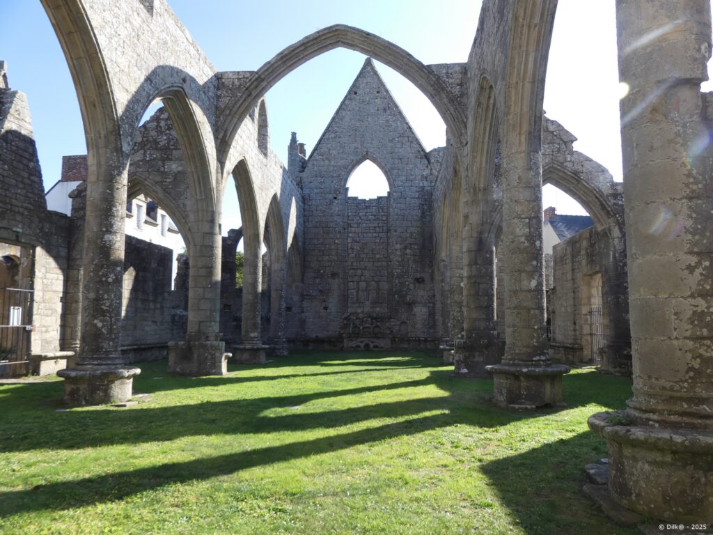 L'intérieur des ruines de la chapelle du Murier à Batz-sur-Mer